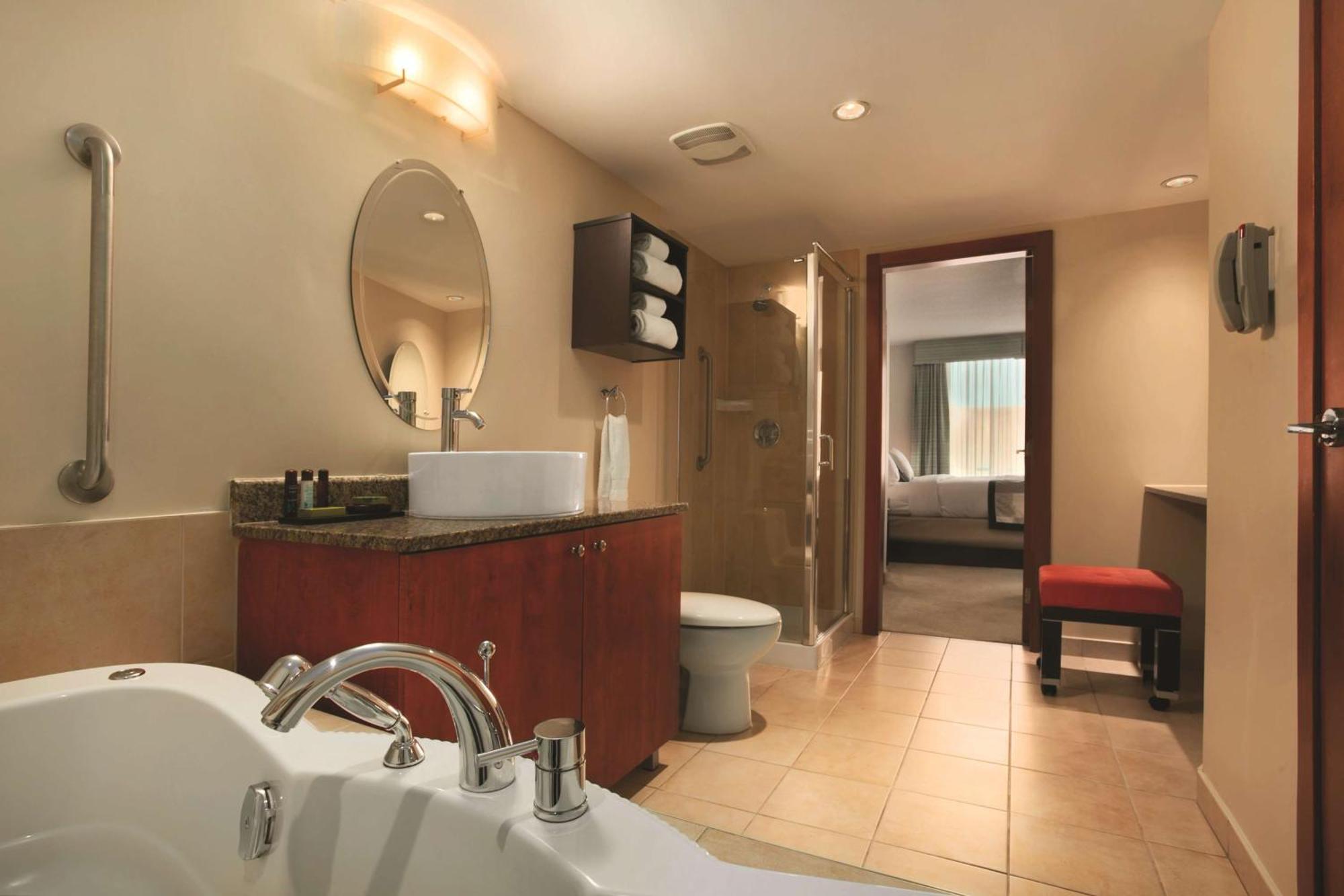 Embassy Suites By Hilton - Montréal Esterno foto