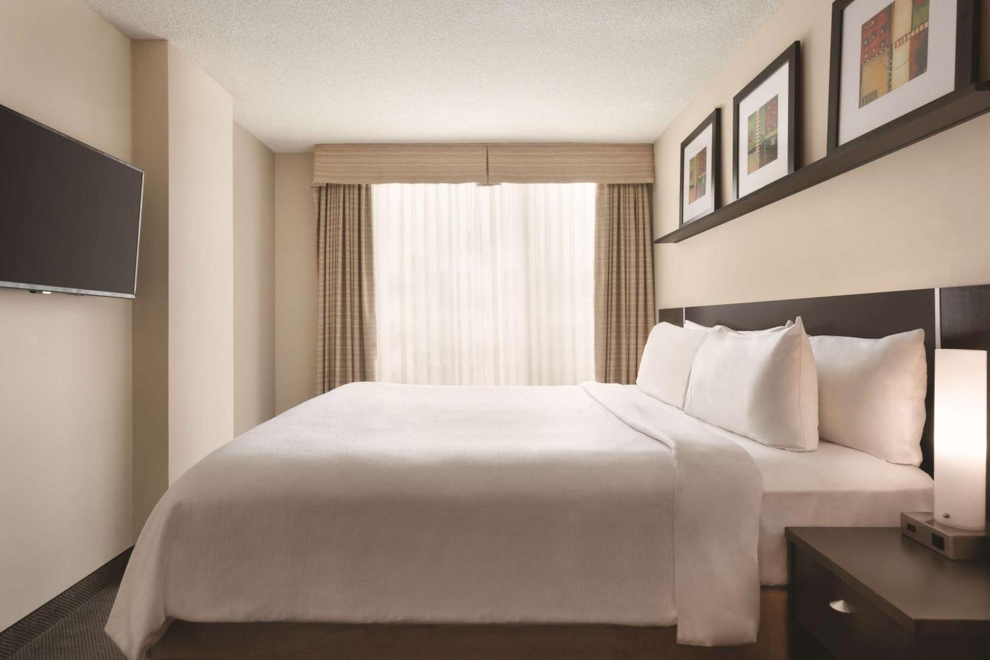Embassy Suites By Hilton - Montréal Esterno foto
