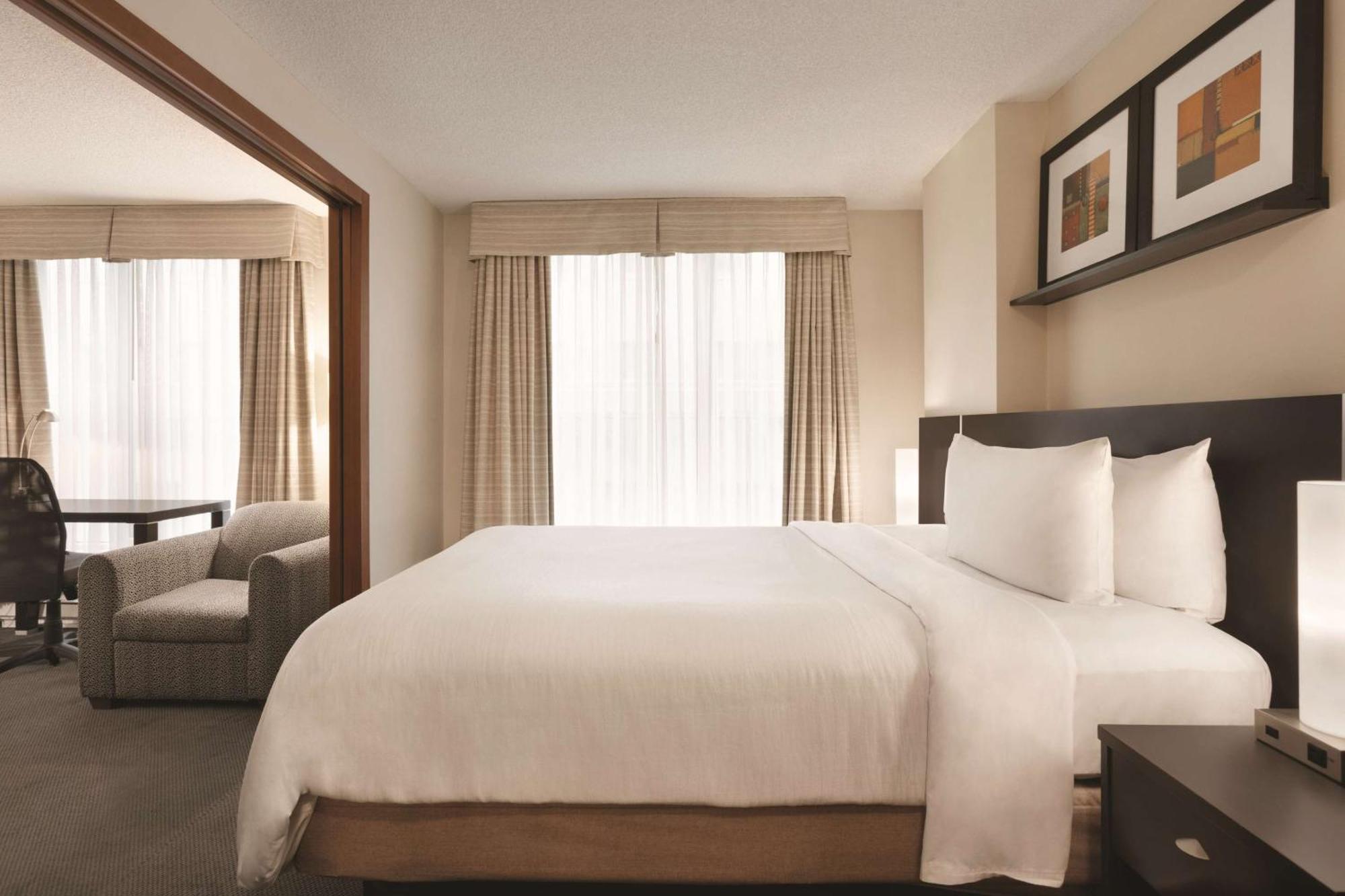 Embassy Suites By Hilton - Montréal Esterno foto